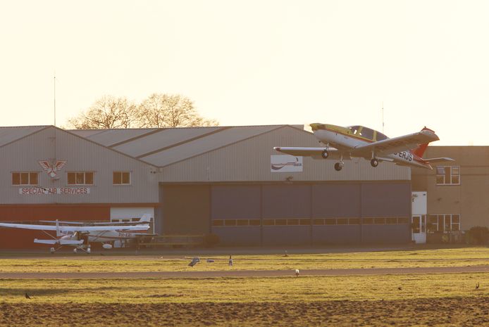 Landende en vertrekkende vliegtuigen op de luchthaven Teuge.