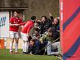 Supporters van VVGZ gaan tijdens de derby tegen Pelikaan door de omheining, maar het lijkt de pret niet te kunnen drukken.