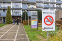 Bewoners van Driezorg-locatie Arcadia in Zwolle zijn helemaal klaar met de overlast die een 68-jarige bewoner veroorzaakt.