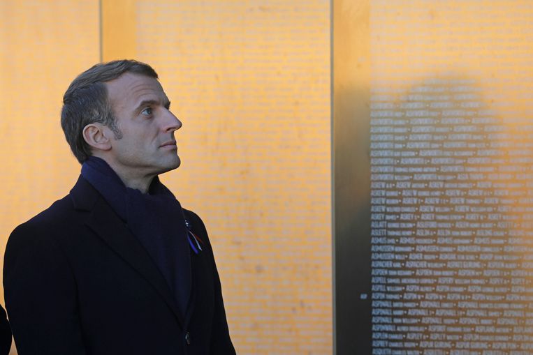 De Franse president Emmanuel Macron bij de herdenkingswanden op het Notre Dame de Lorette-oorlogskerkhof in Ablain-Saint-Nazare. Beeld AFP