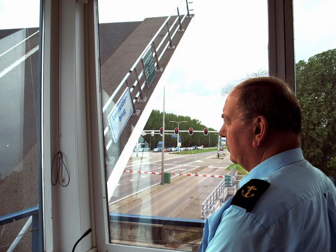 De brugwachter is al een poos verdwenen van de Leimuiderbrug. De brug kampt de laatste tijd met veel storingen. De provincie Noord-Holland, beheerder, hoopt dat met aanpassingen in de software de nu op afstand bediende brug beter functioneert.