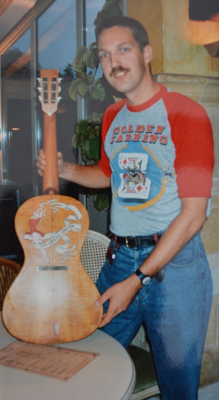 Casper Roos in 1992 met de gitaar van de Naked Truth-albumhoes en een officieel VS-tourshirt uit 1984. Beeld 