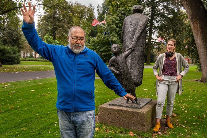Acteur Bassam Rustom (l) en artistiek leider Letizia Rompelberg bij De Vlucht in Park Valkenberg in Breda. Het oorlogsmonument speelt een rol in de interactieve voorstelling ‘Ik ben hier’.