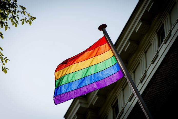 De regenboogvlag wappert ter gelegenheid van de Amsterdam Gay Pride, aan de ambtswoning van burgemeester Eberhard van der Laan.
