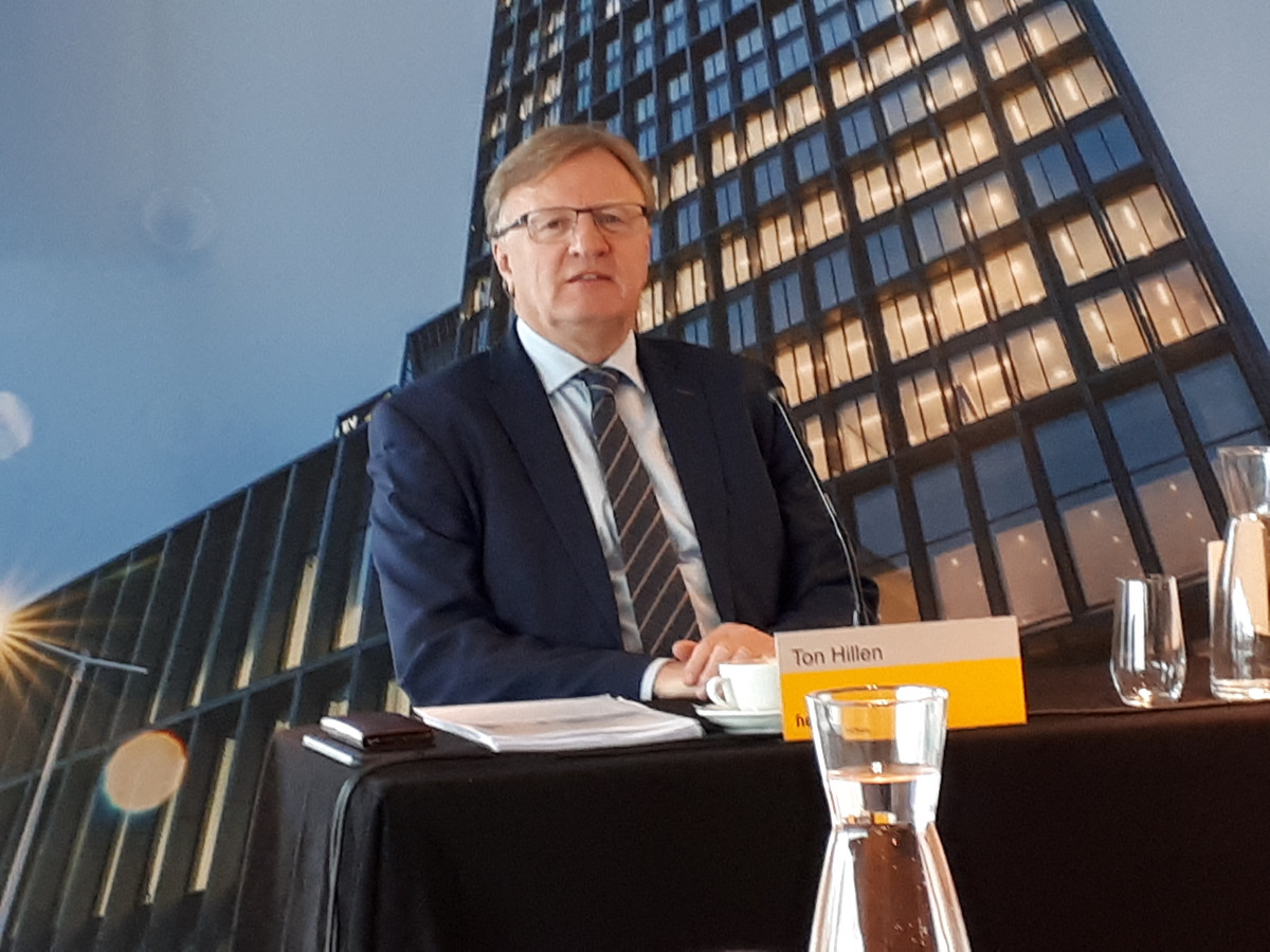 Ton Hillen, topman van bouwbedrijf Heijmans bij de presentatie van de jaarcijfers. Op de achtergrond het kantoor van EMA, dat Heijmans in 18 maanden realiseerde.