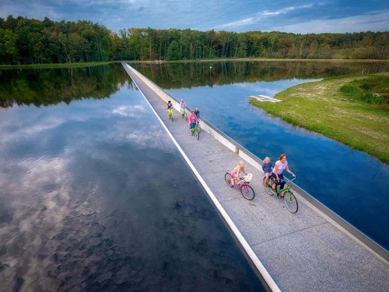 null Beeld Cycling Through Water