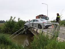 Kantje boord: bestuurder ramt brugleuning en rijdt bijna het water in