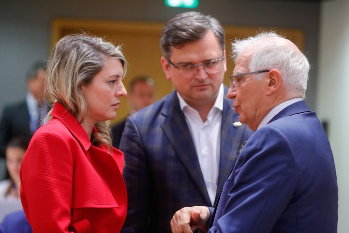 De Oekraïnse minister voor Buitenlandse Zaken Dmytro Koeleba (midden) en de Canadese minister voor Buitenlandse Zaken Melanie Joly (links) worden verwelkomt door EU-Buitenlandchef Josep Borrell (rechts).