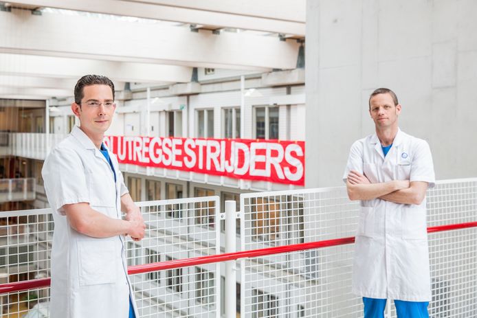 Sander (met bril) en Marijn die een steunfonds voor nabestaanden van verpleegkundigen en artsen hebben opgericht die zijn overlijden aan corona of op de IC zijn beland. Sander Muijs en Marijn Houwert werken in het UMC Utrecht.