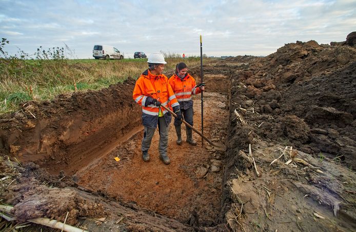 Archeologisch onderzoek met proefsleuven langs de Kennedybaan tussen Oss en Lith. Op de foto Juliette de Winter (voorgrond) en Emma de Boo van Uijen.