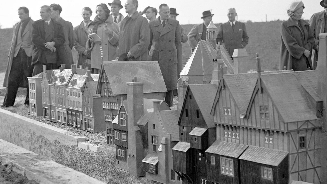 De eerste bezoekers van Madurodam in 1952. Het park is vernoemd naar George Maduro. Beeld anp