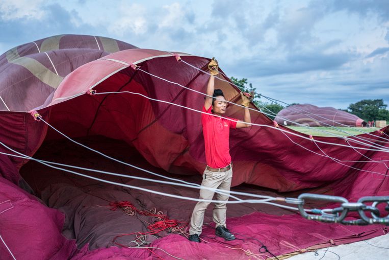 Ballonnen en manden worden aan elkaar gekoppeld. Beeld Chiara Luxardo/Prospekt