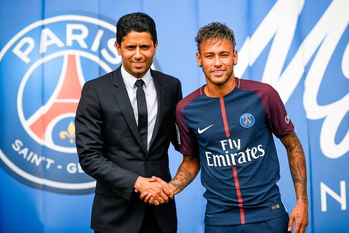 4 augustus van dit jaar: Neymar voorgesteld bij PSG. Hij schudt de hand van de Qatarese voorzitter Nasser Al-Khelaifi.