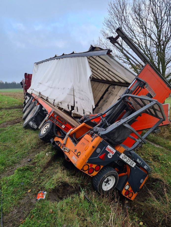 De Nederlandse vrachtwagen kwam naast de weg terecht. De chauffeur bleef ongedeerd.