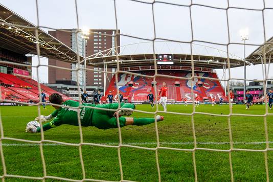 Janis Blaswich redt de penalty van FC Utrecht-speler Simon Gustafson.
