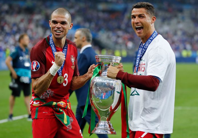 Reis Horen van gastvrouw Nike eert Cristiano Ronaldo met voetbalschoen (al was 'CR7' ook slachtoffer  van grap van marketingmanager) | Buitenlands Voetbal | hln.be