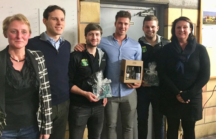 De drie ploegmakkers (midden, met Glenn Delagrense in lichtblauw hemd) kregen een presentje van het stadsbestuur.