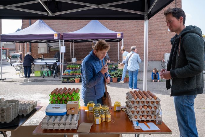 Maandelijkse streekmarkt met lokale producten op het Brooikensplein in Reet