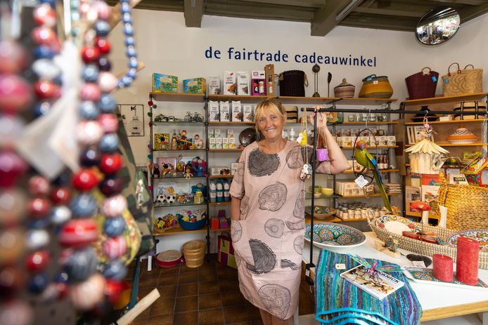Lies Havelaar in haar fairtrade wereldwinkel in Woudrichem.