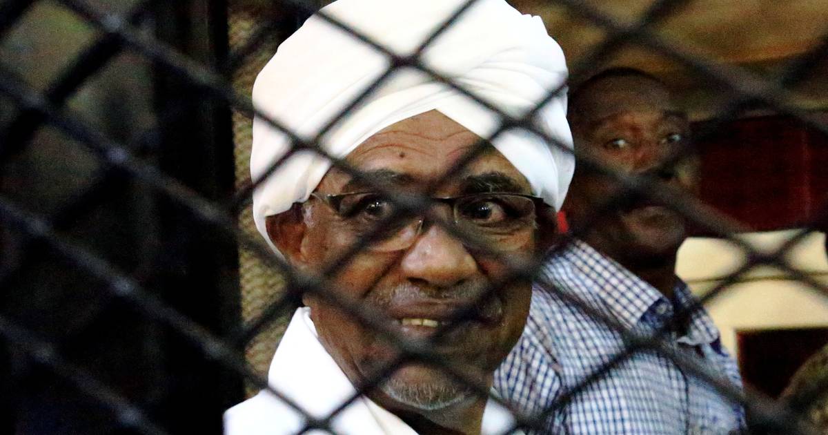 News about the stay of the former Sudanese President Al-Bashir in a hospital in Khartoum |  outside