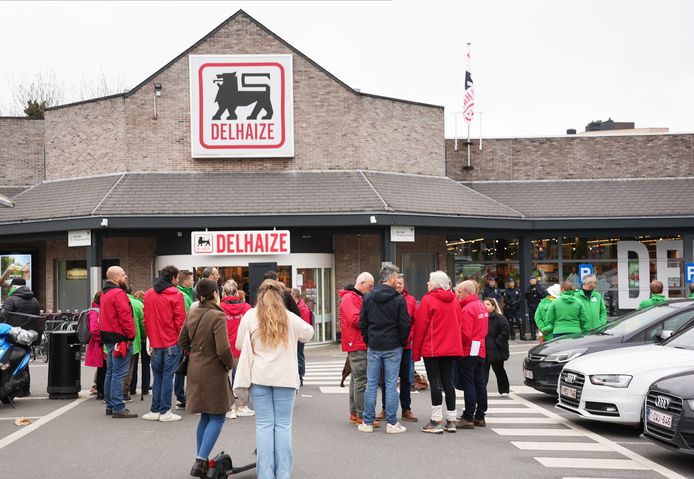 Archiefbeeld. Een vakbondsactie bij een gesloten filiaal van Delhaize in Gent. (29/04/23)