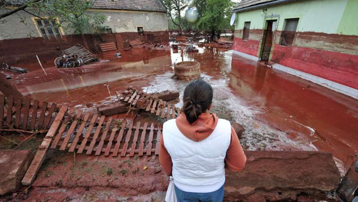Een vrouw bekijkt de schade in het dorp Devecser Beeld afp