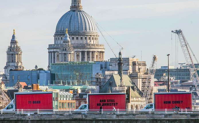 Justice4Grenfell, een actiegroep naar aanleiding van de brand in de gelijknamige woontoren, heeft drie billboards in Londen geplaatst.