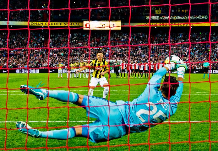Rashica ziet zijn penalty in de strijd om de Johan Cruijff Schaal van vorig jaar gekeerd worden door Feyenoord-keeper Jones.