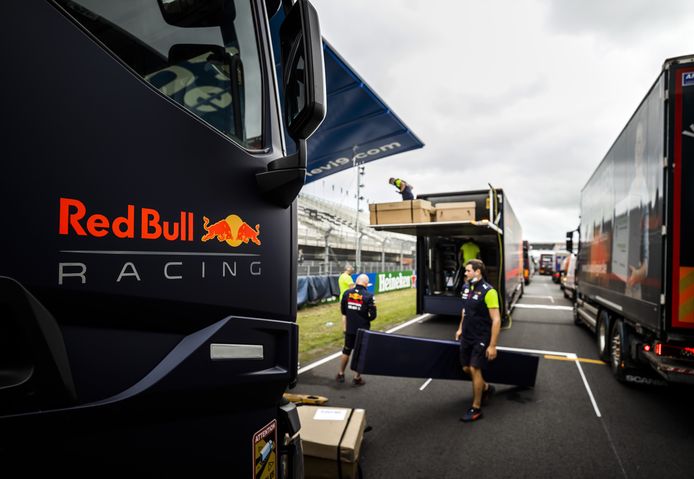 Formule 1-teams bouwen aan hun garages in de pitlane op Circuit Zandvoort.