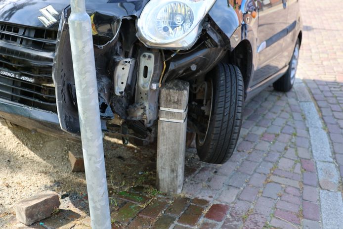 Een automobiliste belandde donderdagmiddag met haar auto bovenop twee houten palen in Loon op Zand.