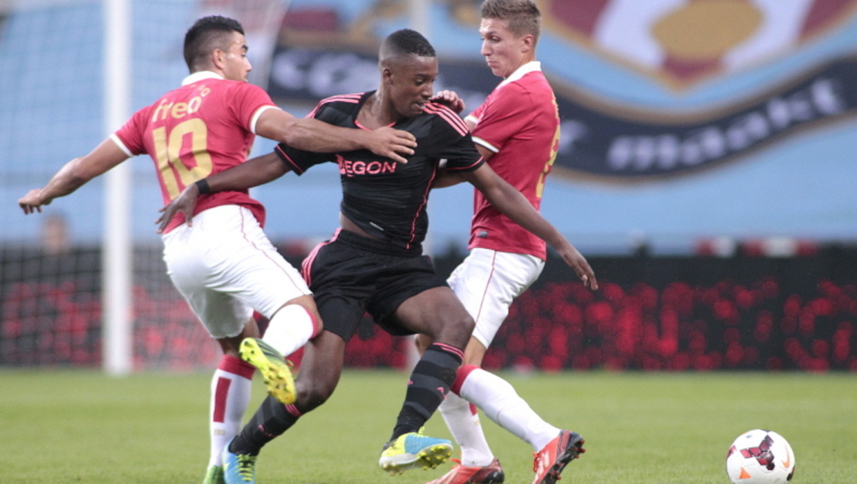 Ajacied Riechedly Bazoer glipt tussen PSV'ers Tufan Ozbozkurt (L) en Peter van Ooijen door. Beeld pro shots