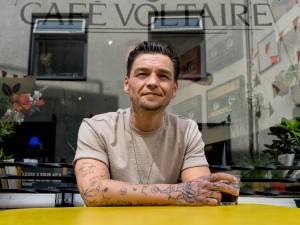 Café Voltaire houdt het 40 jaar vol zonder drankvergunning, ‘en met nog altijd dezelfde koffiemolen’