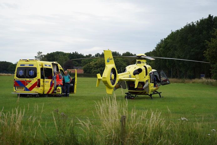 Een kind raakte zondagavond ernstig gewond bij een aanrijding op De Kellsche Vicarij in Angerlo/