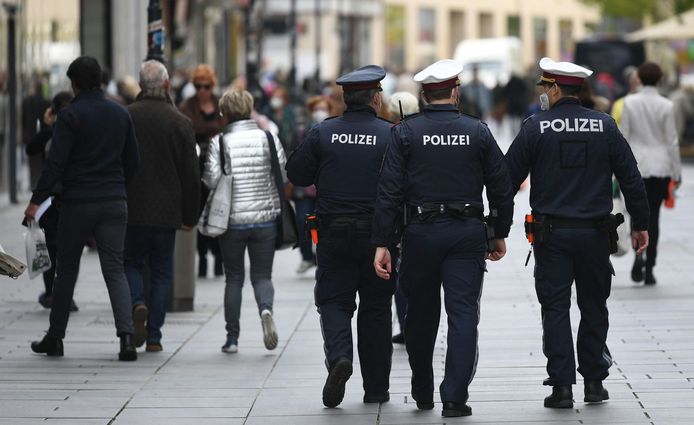 Politie in het centrum van Wenen. Archiefbeeld.