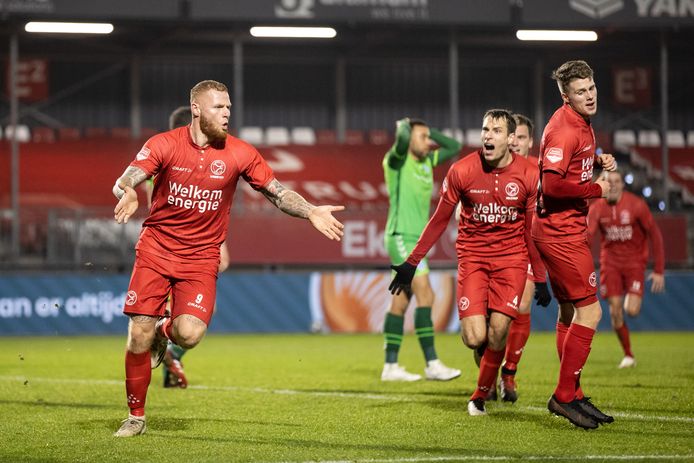 Thomas Verheydt juicht na één van zijn twintig treffers voor Almere City dit seizoen.