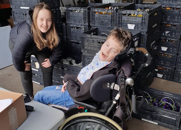 Zoon Endrie staat al ruim een jaar op de wachtlijst voor dolfijntherapie.
