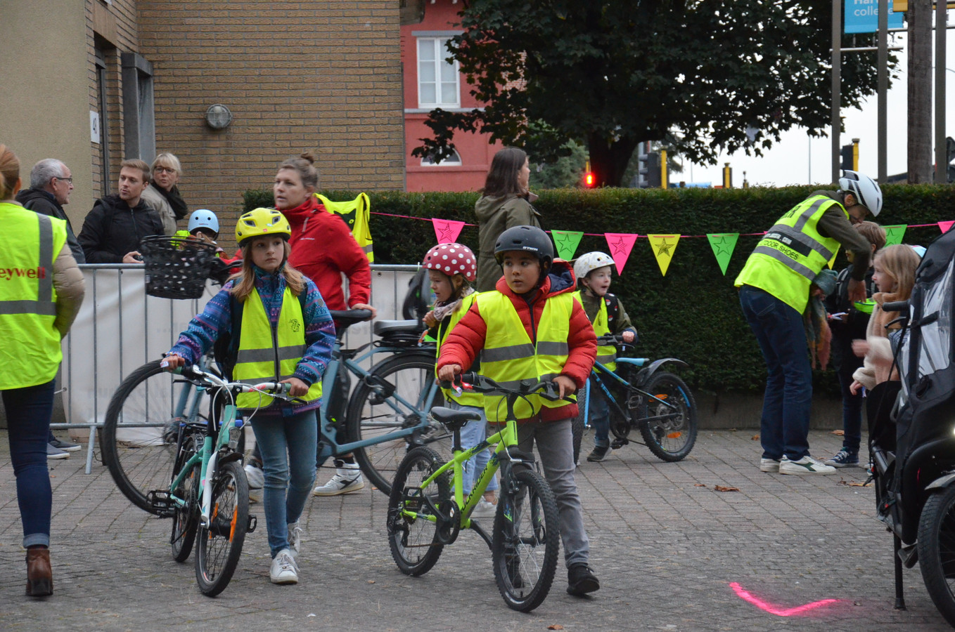zitten school smokkel Actie 'Helm Op Fluo Top!' moet leerlingen Hartencollege Meerbeke motiveren  om veilig per fiets naar school te komen | Foto | hln.be