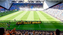 Spelers van Vitesse bewijzen eer aan de overleden Mourad Lamrabatte met een door supporters gemaakt spandoek.