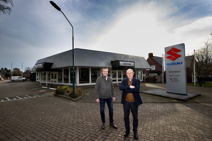 Directeur Ben Smolders van Auto Smolders BV Westerhoven en zijn vader Henk Smolders voor hun voormalig autobedrijf waar ze mee gestopt zijn.