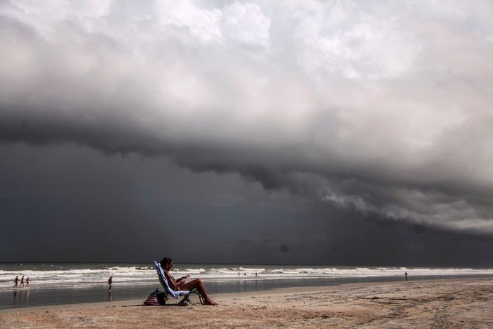 Een vrouw pikt de laatste zonnestralen mee op Amelia Island in Jacksonville, voordat orkaan Dorian aan land komt in Florida.
