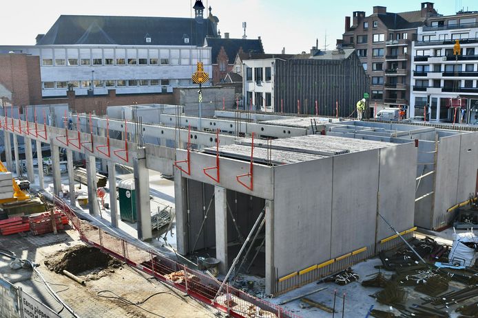 Een tijdscapsule van Roeselare werd begraven onder het duurzaamste stadhuis in wording.