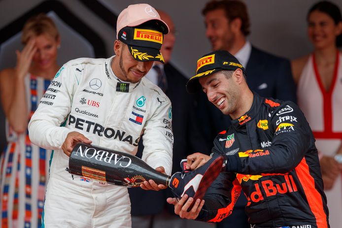 Lewis Hamilton (l) en Daniel Ricciardo.