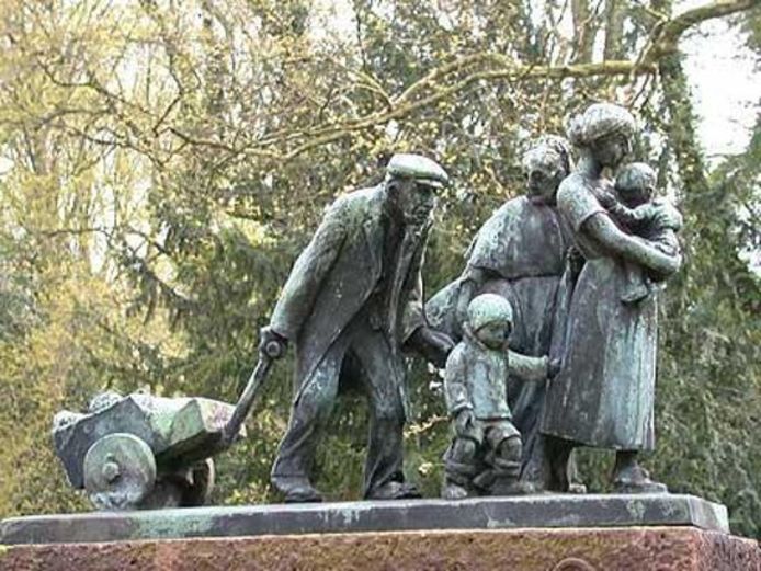 De beeldengroep die Albert Termote maakte ter herinnering aan de opvang van Belgische vluchtelingen in Enschede. Het kunstwerk in het G.J. Van Heekpark werd vorig jaar gestolen.