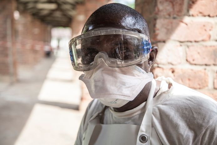 Morgen beginnen de  behandelende artsen met inentingen tegen het dodelijke ebolavirus.