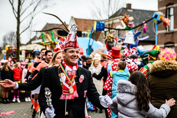 Prins Basterino dun Eerste van Ut Kleigat bij zijn eerste carnaval als leutvorst in 2020. Vorig jaar gooide corona roet in het eten, nu zit hij ziek thuis te balen terwijl buiten feest wordt gevierd.