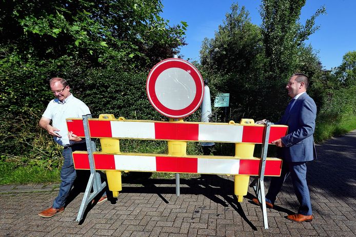 Ter illustratie, afgelopen voorjaar ging de landsgrens met België weer open. Burgemeester Gaston Van Tichelt van de gemeente Essen (links) en burgemeester Steven Adriaansen van Woensdrecht verwijderen symbolisch het laatste hekwerk.