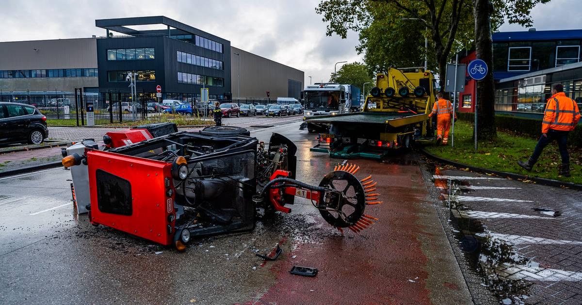 Borstelwagen op z’n kant na aanrijding met auto in Tilburg.