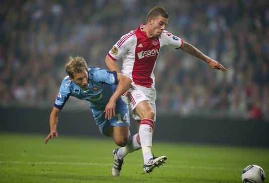 Willem Janssen in 2011 namens FC Twente in duel met Ajacied Toby Alderweireld.