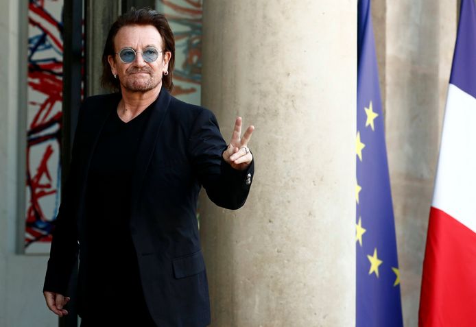 Bono arriveert op het Elysée in Parijs.