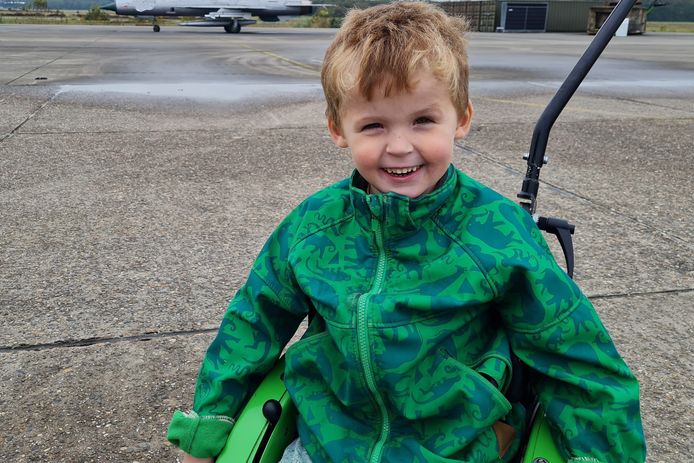 Fedde Renkens (6) heeft een rolstoelbus nodig.